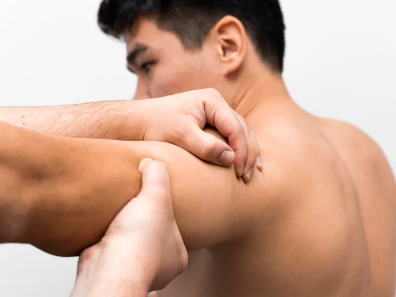 Sarasota Auto Injury Clinic treating shoulder pain in Sarasota